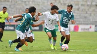 Pemain PSMS (putih) dikawal pemain Nusantara United. Pemain PSMS (putih) dikawal pemain Nusantara United.