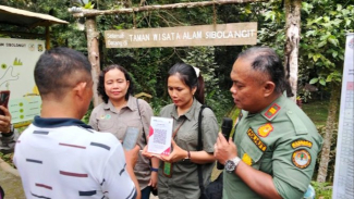 Pengunjung melakukan scan barcode pembayaran non tunai saat akan masuk ke Taman Wisata Alam Sibolangit. Pengunjung melakukan scan barcode pembayaran non tunai saat akan masuk ke Taman Wisata Alam Sibolangit.