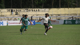 Pemain PSMS (hijau) mengawal pemain Nusantara United yang sedang menguasai bola. Pemain PSMS (hijau) mengawal pemain Nusantara United yang sedang menguasai bola.