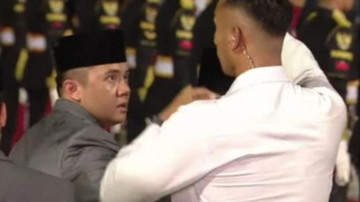 Mayor Teddy menegur anggota Paspampres yang memayungi Presiden RI Prabowo Subianto saat menyambut kedatangan Presiden Turki, Recep Tayyip Erdogan. Mayor Teddy menegur anggota Paspampres yang memayungi Presiden RI Prabowo Subianto saat menyambut kedatangan Presiden Turki, Recep Tayyip Erdogan.