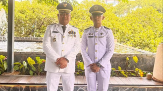 Wakil Bupati Asahan, Rianto bersama putranya, Zahfa Brata Wicaksana saat pelantikan kepala daerah di Istana Negara. Wakil Bupati Asahan, Rianto bersama putranya, Zahfa Brata Wicaksana saat pelantikan kepala daerah di Istana Negara.