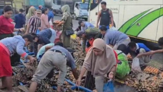 Viral Warga Mengutip Telur Berserakan di Jalan, Usai Terjadi Tabrakan di Labusel