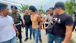 Tim gabungan tangkap 7 pelaku penyerangan dan pembakaran sepeda motor polisi saat grebek bandar narkoba. Tim gabungan tangkap 7 pelaku penyerangan dan pembakaran sepeda motor polisi saat grebek bandar narkoba.