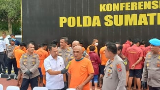 Bandar sabu, Ismail Nasution dihadiri dalam jumpa pers di Mapolda Sumut. Bandar sabu, Ismail Nasution dihadiri dalam jumpa pers di Mapolda Sumut.