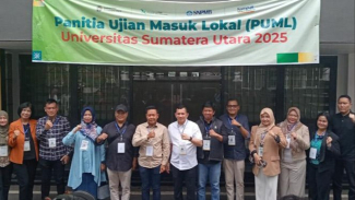 Rektor USU, Prof Dr Muryanto Amin bersama jajaran panitia UTBK-SNBT 2025 di PUML USU. Rektor USU, Prof Dr Muryanto Amin bersama jajaran panitia UTBK-SNBT 2025 di PUML USU.