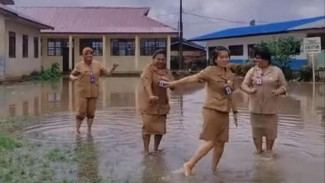 Bantah Kepsek yang Viral Joget di Banjir Dicopot, Kadisdik Karo: Sanksi Disiplin Pembinaan