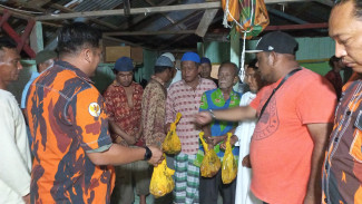 Nelayan Seberang Terima Ratusan Paket Daging Kurban dari Pemuda Pancasila Medan