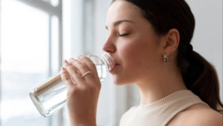 Jangan Sepelekan Kasiat Minum Air Putih Setelah Bangun Pagi, Ini Manfaatnya Bagi Kesehatan