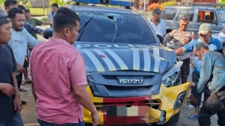 Mobil Dinas Polri Terlibat Kecelakaan Beruntun, Tabrak Angkot Hingga Warung Kopi di Simalungun