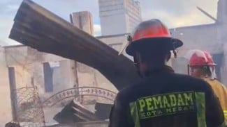 Berjibaku Padamkan Kobaran Api Besar di Pabrik PT. Agro Raya Mas, 2 Petugas Damkar Terluka