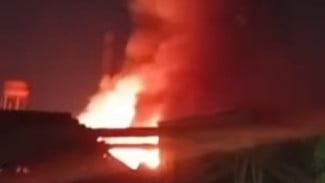 Usai Dijarah Puluhan Orang, Pabrik PT ARB di Medan Deli Terbakar