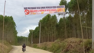 Spanduk Tolak Kehadiran LSM AMAN dan KSPPM Bertebaran di Simare, Tokoh Adat: Jangan Ganggu Ketentraman Masyarakat