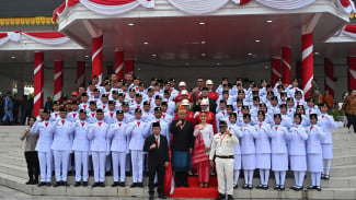 Pimpim Upacara HUT ke-80 Kemerdekaan RI, Bobby Nasution Kenakan Baju Adat Pakpak Bharat