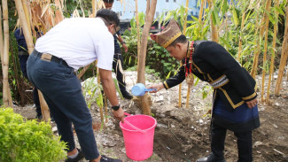 Rangkaian Upacara HUT ke-80 RI, KAI Sumut Wujud Lingkungan Asri dengan Tanam Pohon