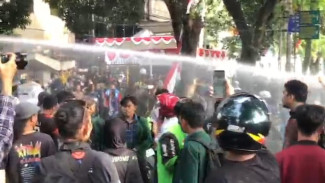 Aksi Mahasiswa di DPRD Sumut Memanas dan Ricuh, Polisi Semprot Pendemo Pakai Water Canon