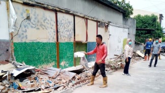 Tim Gabungan Pemko Medan dan TNI/Polri Robohkan Bangunan Jadi Sarang Narkoba
