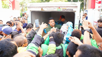 Aksi Spontan Bagikan Ratusan Paket Sembako ke Ojol, Gubernur Sumut: di Jalanan Ada 3 Titik