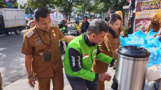 Tebar Kasih Sayang, Pemko Medan Salurkan Makanan Gratis Kepada Ratusan Driver Ojol