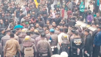 Unjuk Rasa di DPRD Binjai Ricuh, Polisi Amankan 7 Orang Pendemo