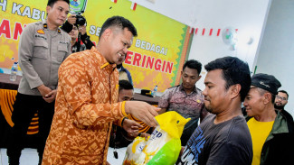 TNI-Polri Dukung Pemkab Sergai Berikan Beras kepada Ratusan Abang Betor dan Ojek