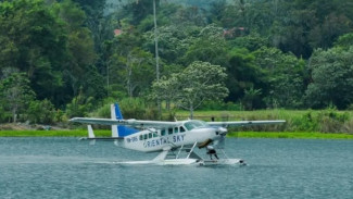 Bobby Nasution Jajal Pesawat Amfibi Mendarat Perdana di Perairan Danau Toba