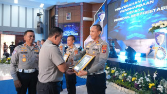 Prestasi Membanggakan, Ps Kasat Lantas Polres Labusel Terima Penghargaan dari Kapolda Sumut