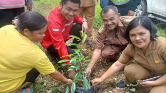Kuatkan Ekonomi Lokal, PT Dairi Prima Mineral Latih Petani Dairi Budidaya Durian dan Serahkan Bantuan Bibit