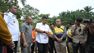 Tinjau Jalan Rusak Labura-Toba, Gubernur Sumut: Tahun Ini Kita Kerjakan Secara Bertahap