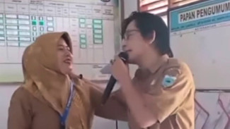 Memalukan! Kepsek dan Guru SD Karaoke Pakai Smart TV Bantuan Prabowo saat Jam Belajar