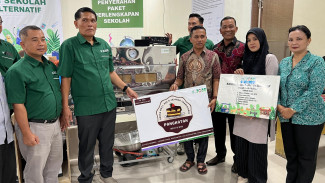 Tingkatkan Kualitas Hidup Masyarakat, Asian Agri Salurkan Bantuan Paket Pendidikan dan Ekonomi Alternatif