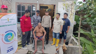 TNI/Polri Bersama Komunitas Peduli Sosial Serahkan Bantuan Kursi Roda Kepada Warga Stroke di Sergai