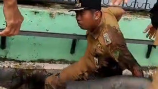 Viral! Gegera ‘Polisi Tidur’ Ilegal, Lurah Perintis di Medan Didorong Seorang Warga Hingga Kecemplung ke Parit
