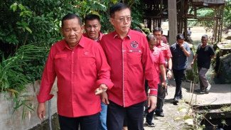 Serahkan Bantuan ke Masyarakat di Medan, Rapidin Simbolon: Penanganan Banjir Dilakukan Secara Sistematis dan Terprogram