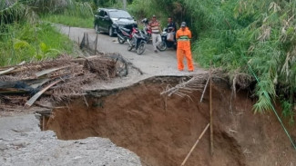 Jalan Penghubung di Simalungun Terputus Akibat Longsor, Mangapul Purba Desak Pemprov Sumut Segera Perbaiki