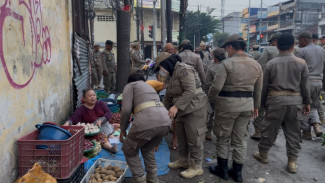 Satpol PP Medan Tertibkan Pedagang Berjualan di Badan Jalan di Sekitar Pasar Sukaramai