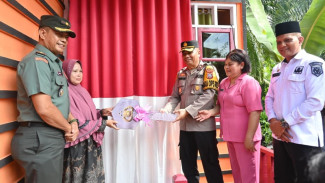 Raut Wajah Bahagia Ibu Ariani, Usai Rumahnya Dibedah Polres Labusel Jadi Layak Huni