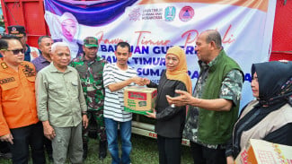Gubernur Jatim Khofifah Serahkan Bantuan untuk Korban Bencana Alam di Sumut