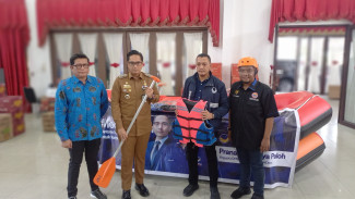 Mitigasi Rob di Medan Utara, PSP Foundation Serahkan 2 Unit Perahu Karet ke Rico Waas