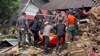 Pencarian Korban Berbalut Haru, Aipda Simson Evakuasi Jasad Ibu Kandungnya yang Tertimbun Longsor di Sibolga