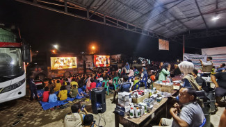 Nonton Bareng Film Agak Laen di Posko Pengungsian di Tapsel, Warga : Sudah lama Kami Gak Nonton