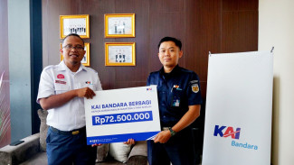 Meringankan Beban Karyawan Terdampak Bencana Banjir, KAI Bandara Salurkan Bantuan Banjir Senilai Rp72,5 Juta