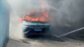 Mobil Listrik Mewah Nyundai di Medan Terbakar dalam Kondisi Terparkir di Bengkel