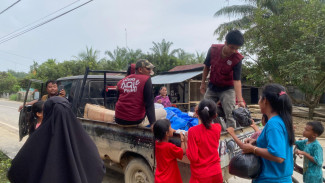 Laznas AQL Salurkan Bantuan Kemanusiaan ke 2 Dusun Terpencil di Aceh Tamiang