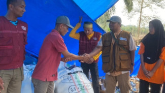 Laznas AQL Peduli Salurkan Empat Karung Pakaian Lengkap di Aceh Tamiang