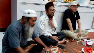 KH Bachtiar Nasir Salurkan Bantuan ke Alumni Timur Tengah di Aceh