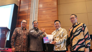 Rektor USU Terima Buku Pendidikan Antikorupsi dari KPK di Forum SNPMB 2026