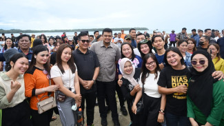 Pesan Bobby Nasution di Pantai Sorake: Tempat Wisata yang Diandalkan Harus Dijaga Kebersihannya