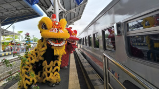 Intip Pertunjukan Barongsai di Stasiun Lubuk Pakam dalam Meriahkan Perayaan Imlek 2026
