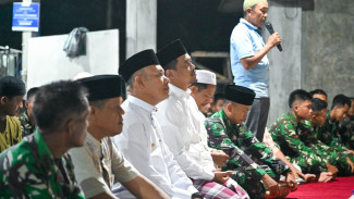 Tarawih Perdana, Gubernur Sumut Pilih Salat di Lokasi Bencana Kabupaten Tapteng