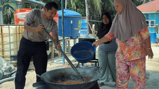 Di Lokasi Bencana di Tapsel, Dapur Lapangan Polda Sumut Sajikan Menu Buka Puasa bagi Warga